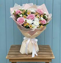 Букет цветов из:  Гвоздики, Орхидеи и Розы в Селятино