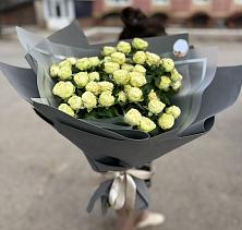 Букет Белые кустовые розы Солинеро в Селятино