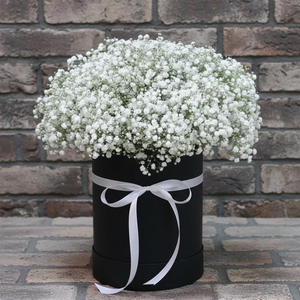 Цветочная композиция из Гипсофила в шляпной коробке в Селятино