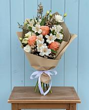 Букет цветов из:  Альстромерии, Лизиантусы, Розы и Хризантемы в Селятино