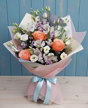 Букет цветов из:  Лизиантусы, Розы, Альстромерии и Гипсофила в Селятино