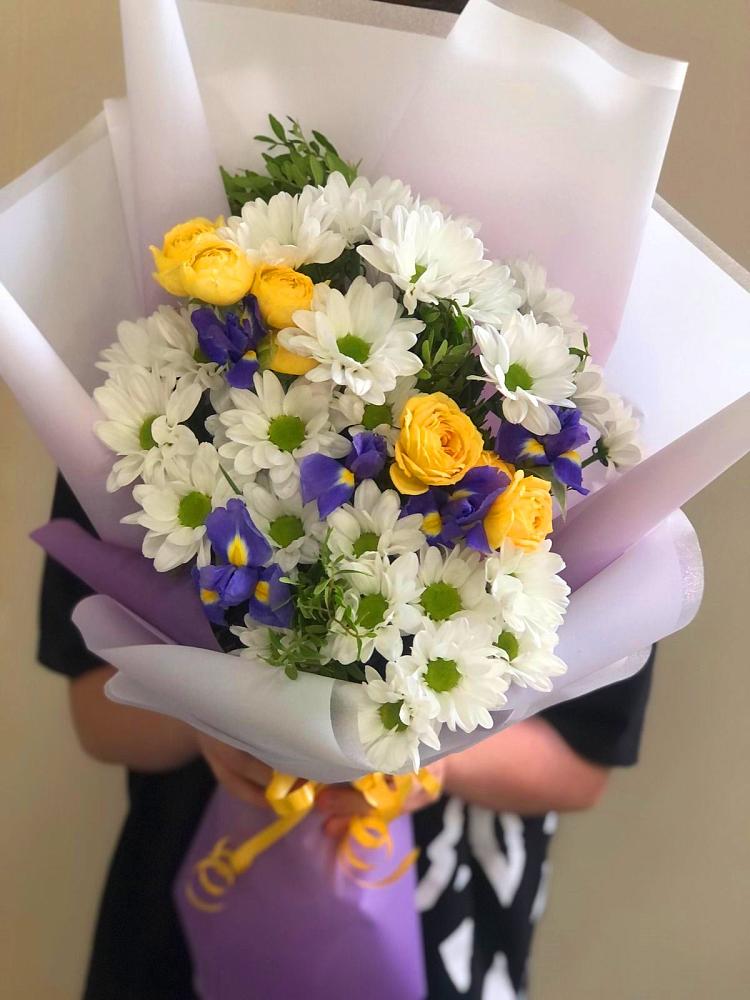 Букет цветов из: Ирисы, Хризантемы и Розы в Селятино