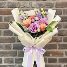 Букет цветов из:  Лизиантусы и Розы в Селятино