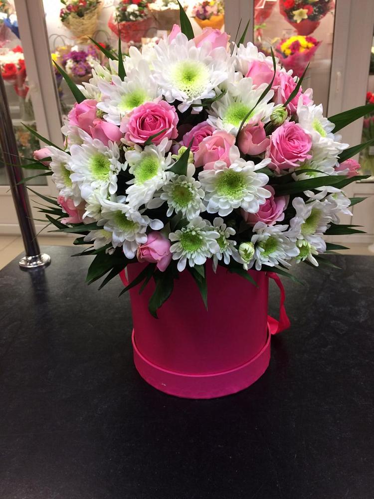 Цветочная композиция из Розы и Хризантемы в шляпной коробке в Селятино