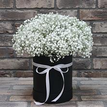 Цветочная композиция из Гипсофила в шляпной коробке в Селятино