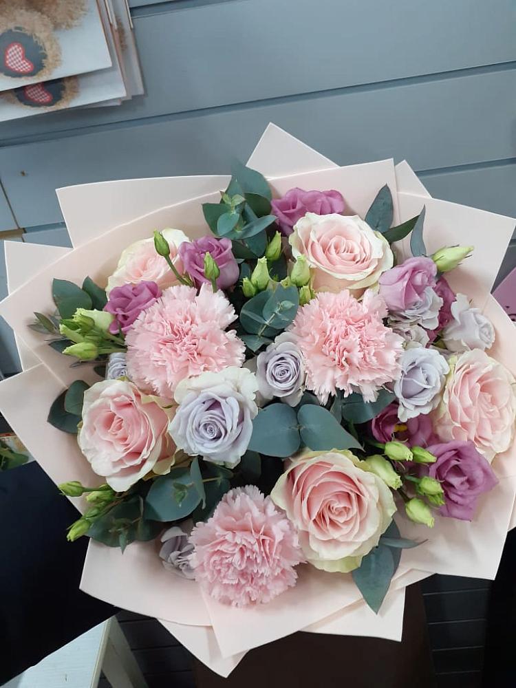 Букет цветов из: Розы, Гвоздики и Лизиантусы в Селятино